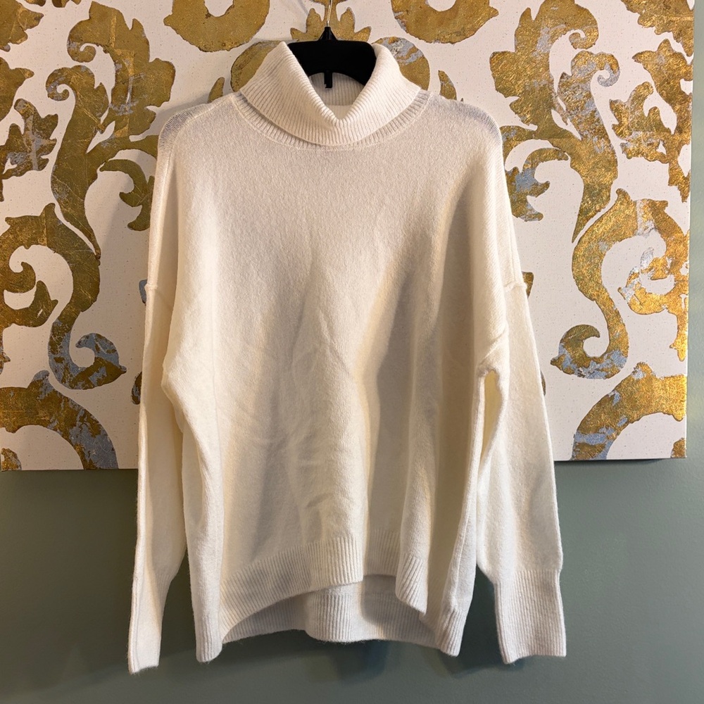 Vince Camuto Size Large Elegant White Turtleneck Sweater